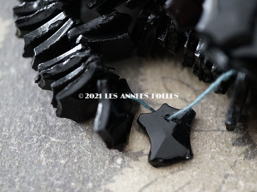画像3: アンティーク フレンチジェット エンブレム型 ビーズ カット入り 11×13mm 約24ピース  (3)
