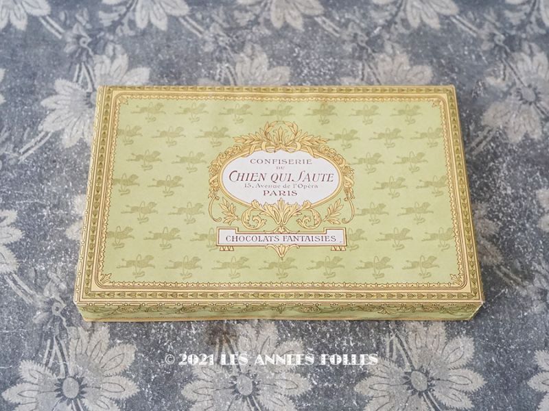 画像1: 1900年代 アンティーク チョコレートボックス お菓子箱　　CHOCOLATS FANTAISIES - CONFISERIE DU CHIEN QUI SAUTE PARIS - (1)