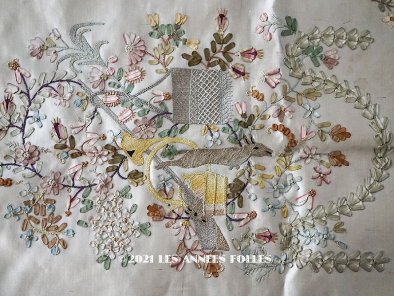 画像1: 18世紀末　アンティーク ロココ調 シルク製　大きなパネル　リボン刺繍　＆　ボーヴェ刺繍 70×52cm  (1)