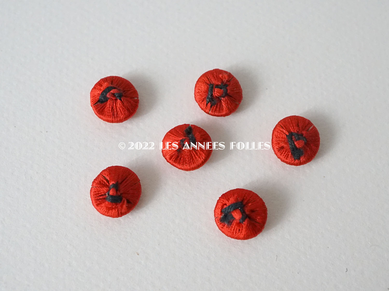 画像4: 19世紀 アンティーク シルク製 編み込み くるみボタン 赤 12mm 6ピースのセット  (4)