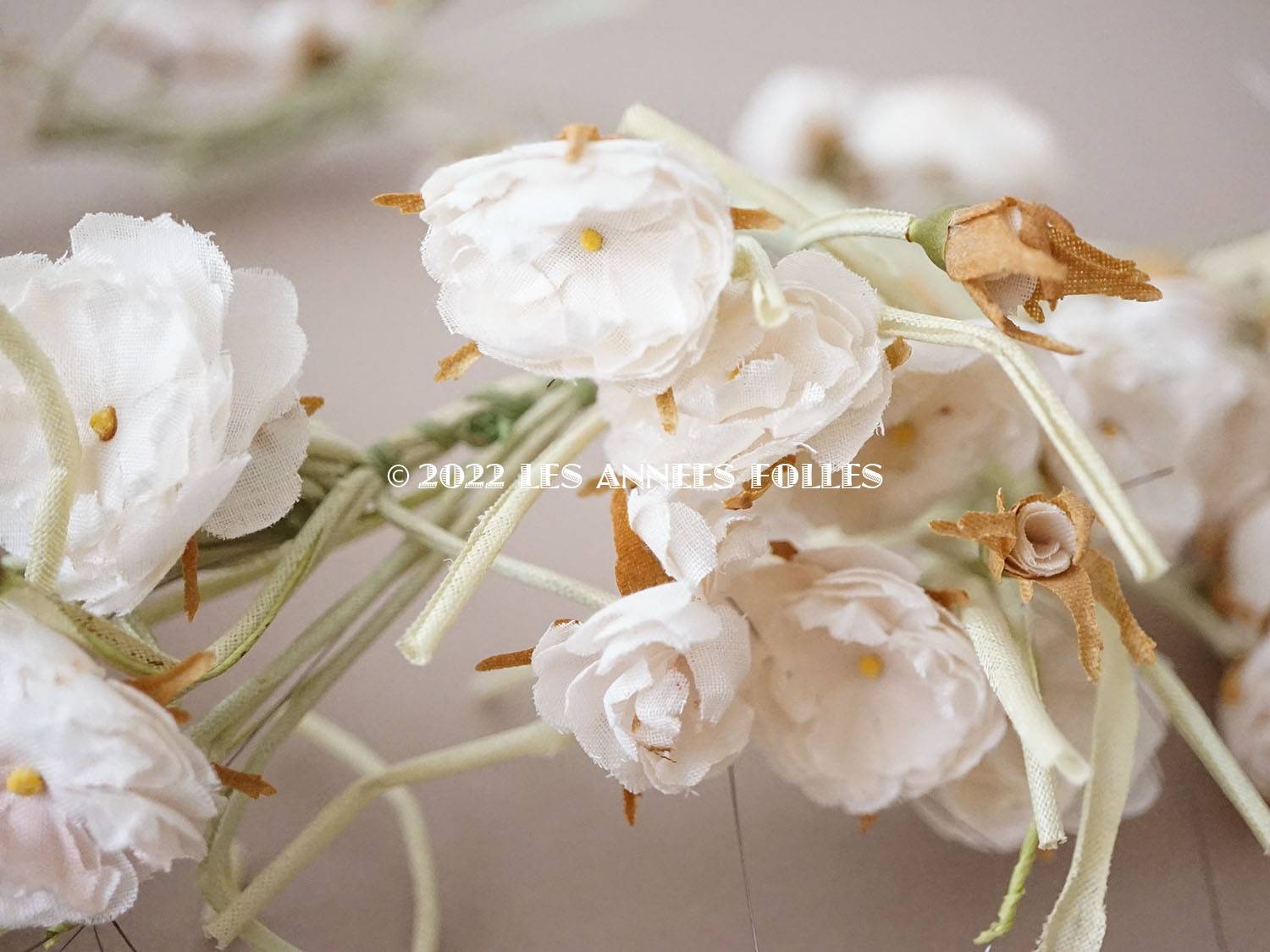 アンティーク 薔薇の大きな花冠 オフホワイト 布花のティアラ : LES 