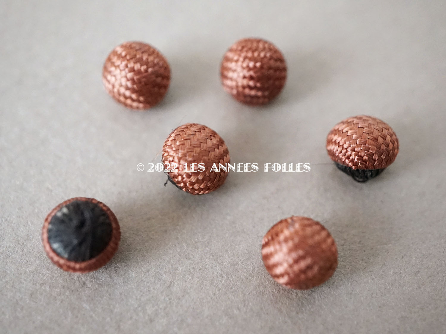 画像3: 19世紀末 アンティーク シルク製 くるみボタン 8mm  6ピースのセット ピンクブラウン (3)