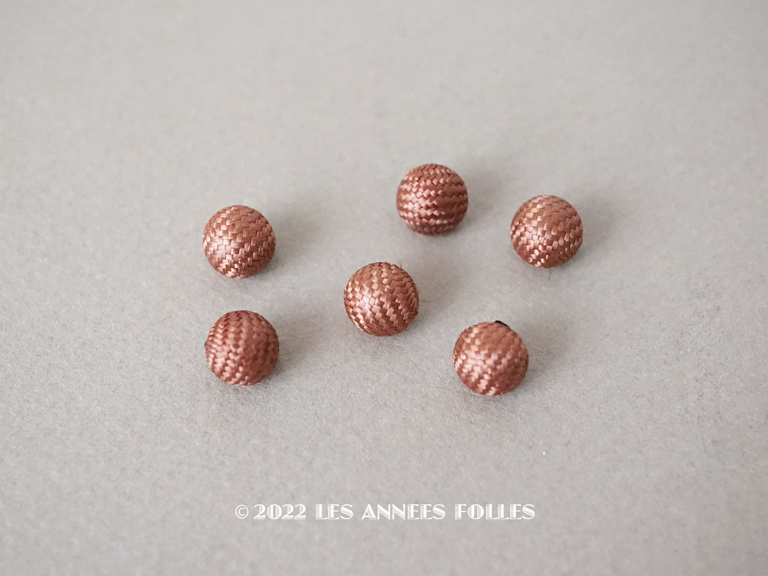画像1: 19世紀末 アンティーク シルク製 くるみボタン 8mm  6ピースのセット ピンクブラウン (1)