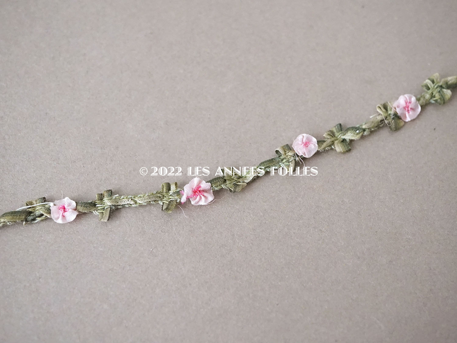 画像2: アンティーク シルク製 小さな薔薇のロココトリム ピンク　79cm (2)