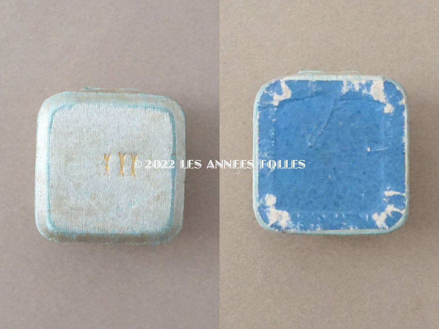 画像2: 1900年頃 アンティーク  シルクサテンのリングボックス 金彩のイニシャル入り　ジュエリーボックス  パウダーブルー (2)