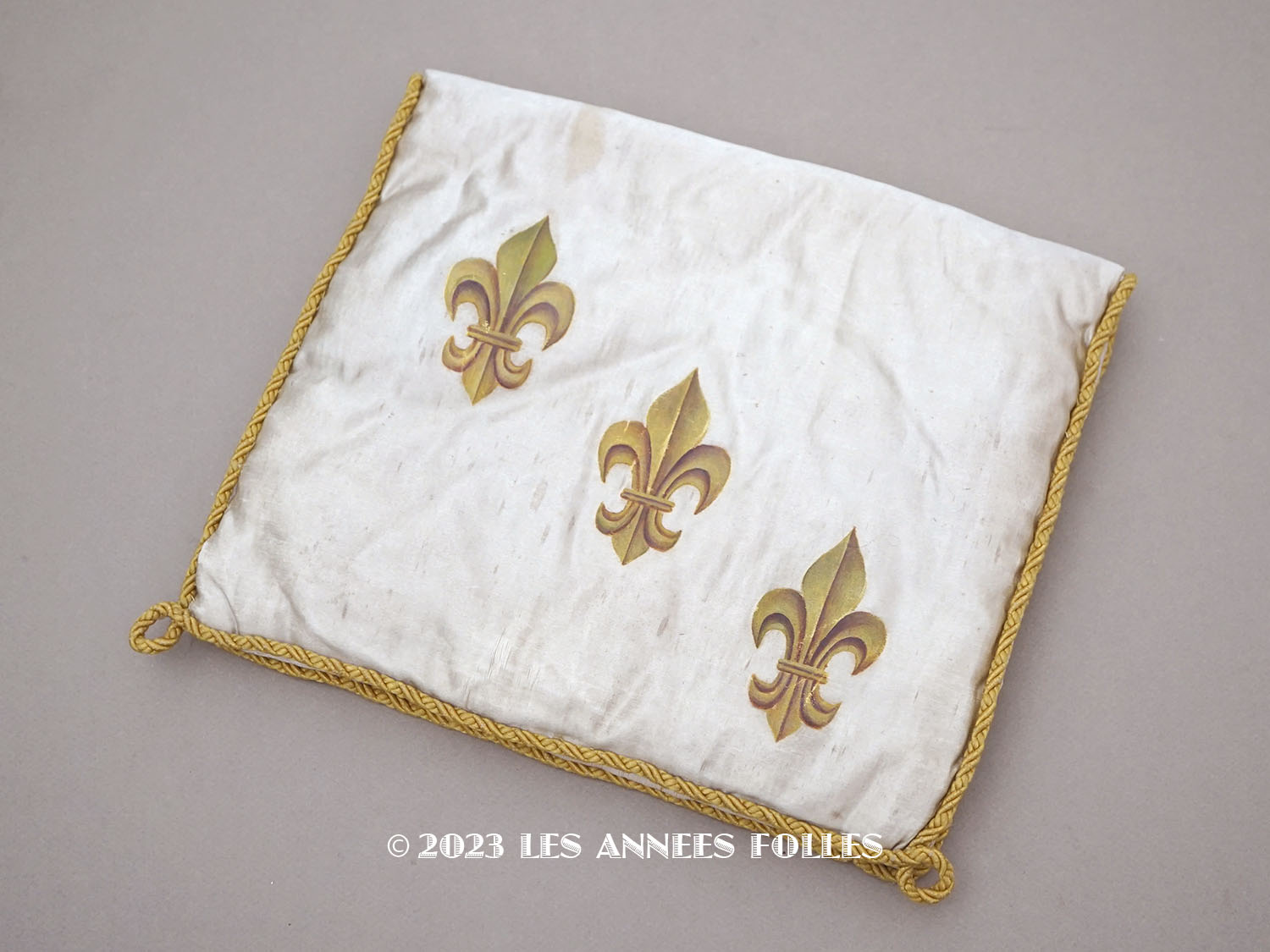 19世紀末 アンティーク シルク製 ハンキーケース 百合の紋章 ハンドペイント