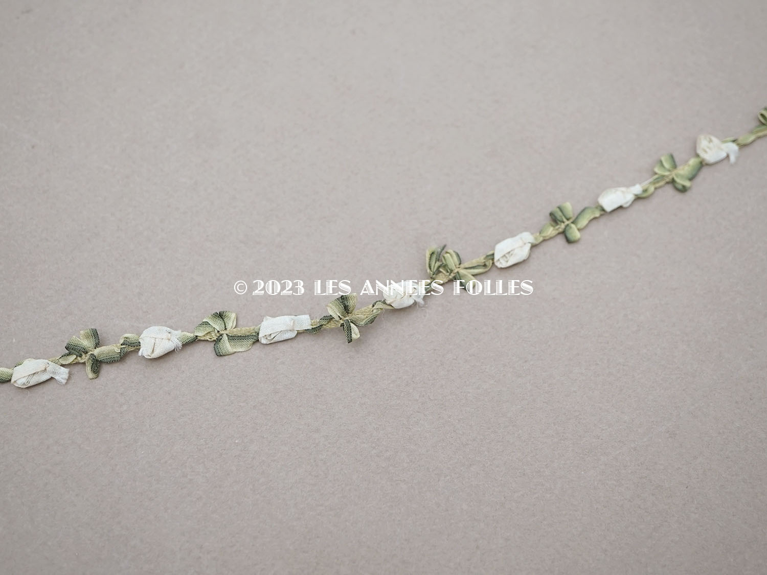 画像2: 未使用 1900年代 アンティーク シルク製  白薔薇のロココトリム 　 (2)