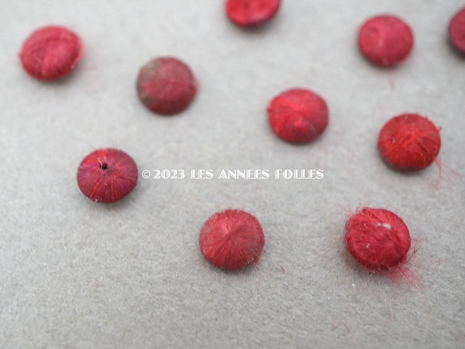 画像2: アンティーク ドール用 シルク製 くるみボタン 極小 5mm 赤＆ボルドー 13ピースのセット (2)