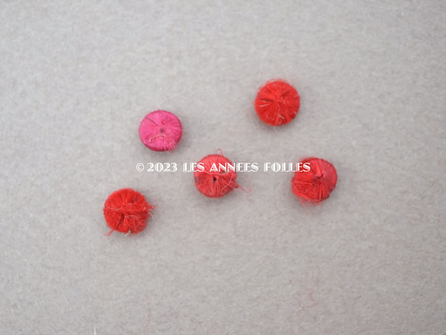 画像2: アンティーク ドール用 シルク製 くるみボタン 極小 6mm 赤＆ボルドー 5ピースのセット (2)