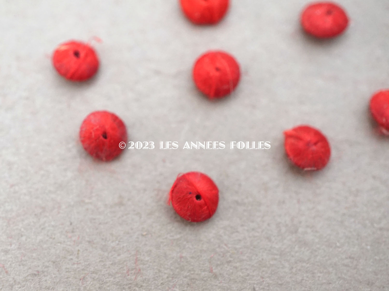 画像2: アンティーク ドール用 シルク製 くるみボタン 極小 4.5〜5mm 赤＆ボルドー 8ピースのセット (2)