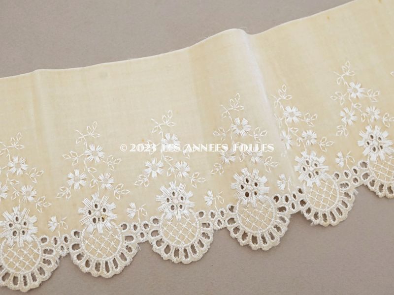 画像2: アンティーク シルク製 幅広 ベルベットのリボン 花刺繍＆透かし柄  アイボリー 　幅10.9cm (2)