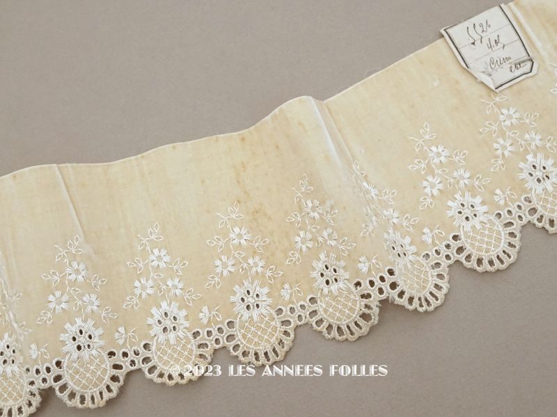 画像1: アンティーク シルク製 幅広 ベルベットのリボン 花刺繍＆透かし柄  アイボリー 　幅10.9cm (1)