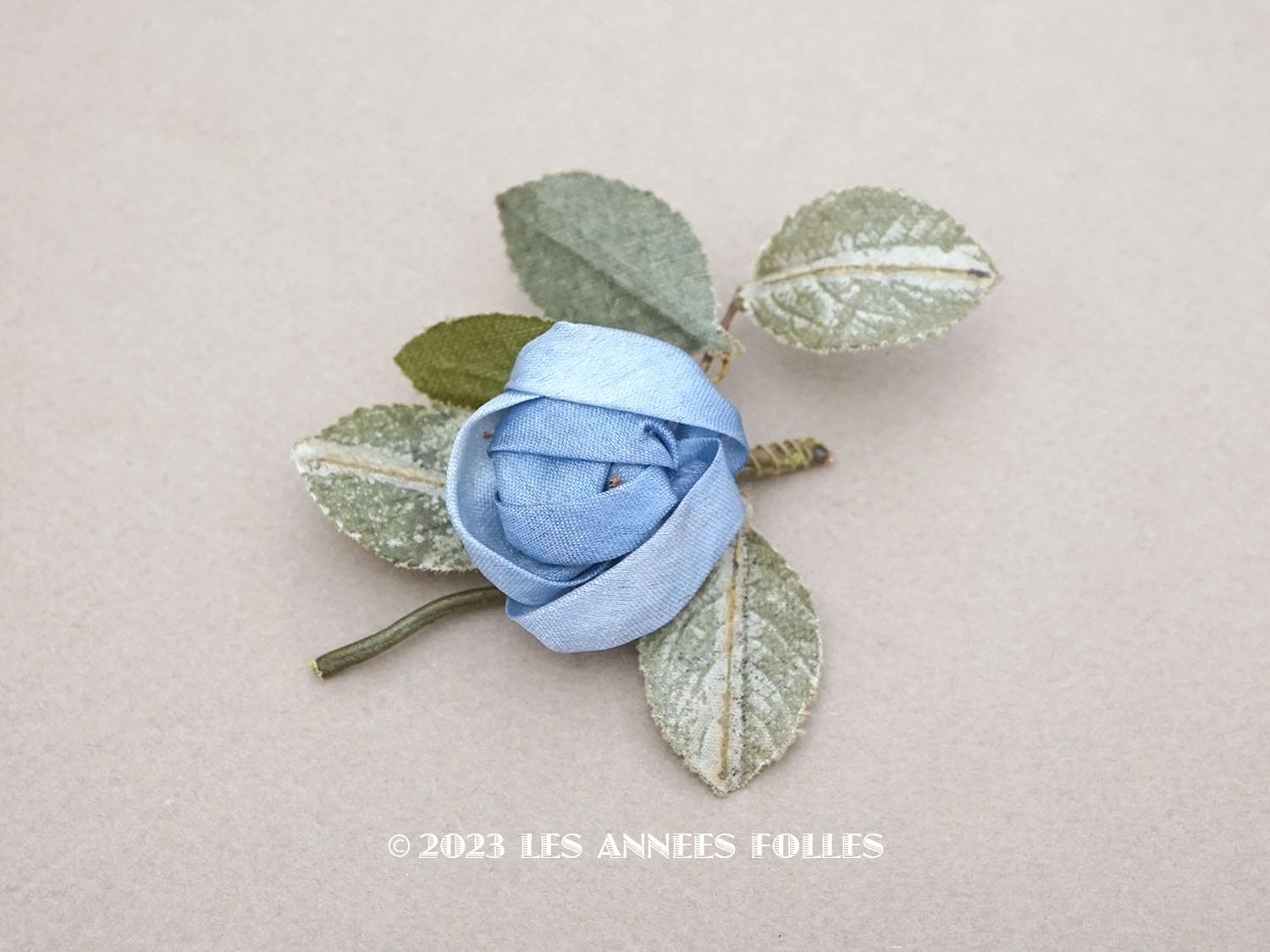 画像1: アンティーク シルク製 ブルーの薔薇のロココモチーフ  布花 (1)