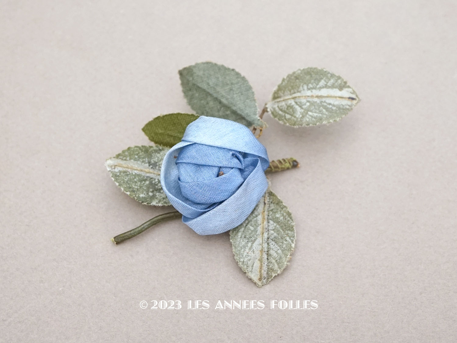 画像1: アンティーク シルク製 ブルーの薔薇のロココモチーフ 布花 (1)