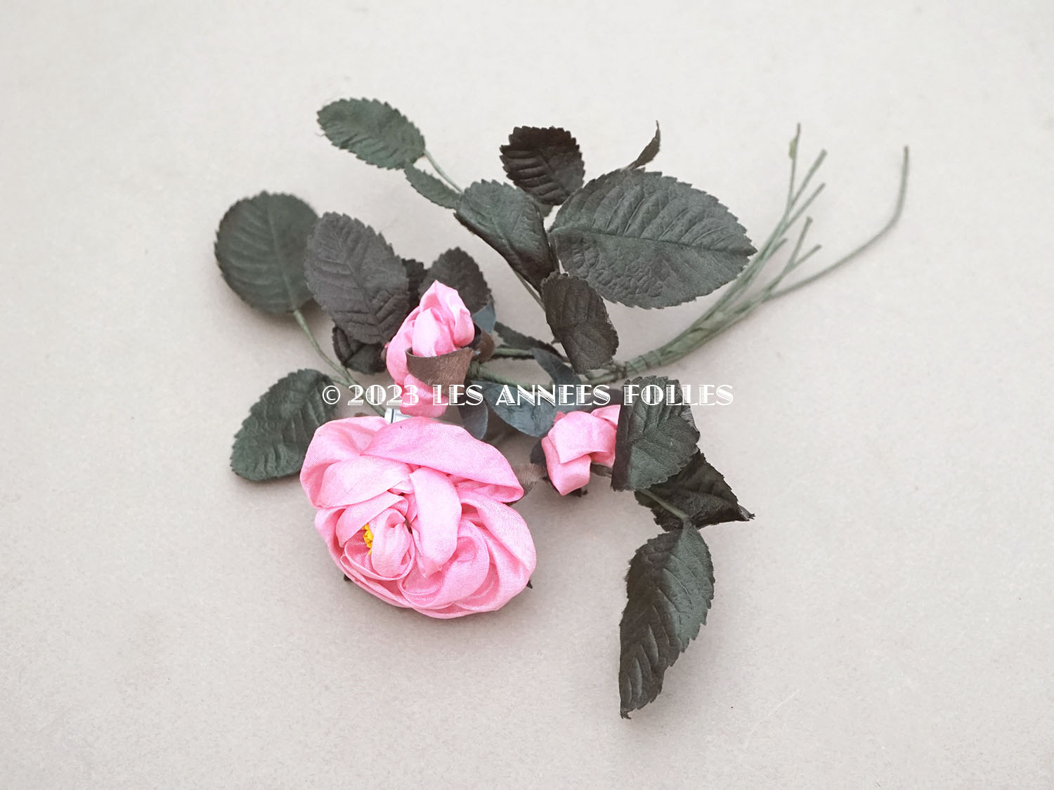 画像2: 未使用　アンティーク シルク製 薔薇の布花 ラベル付き　- AUX GALERIES LAFAYETTE - (2)
