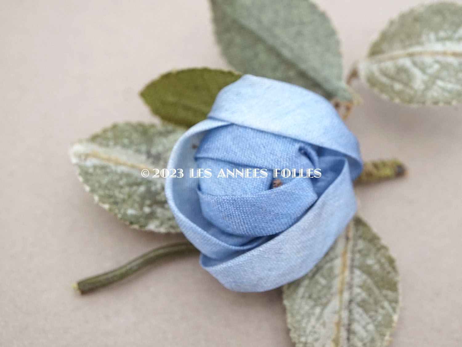 画像2: アンティーク シルク製 ブルーの薔薇のロココモチーフ 布花 (2)