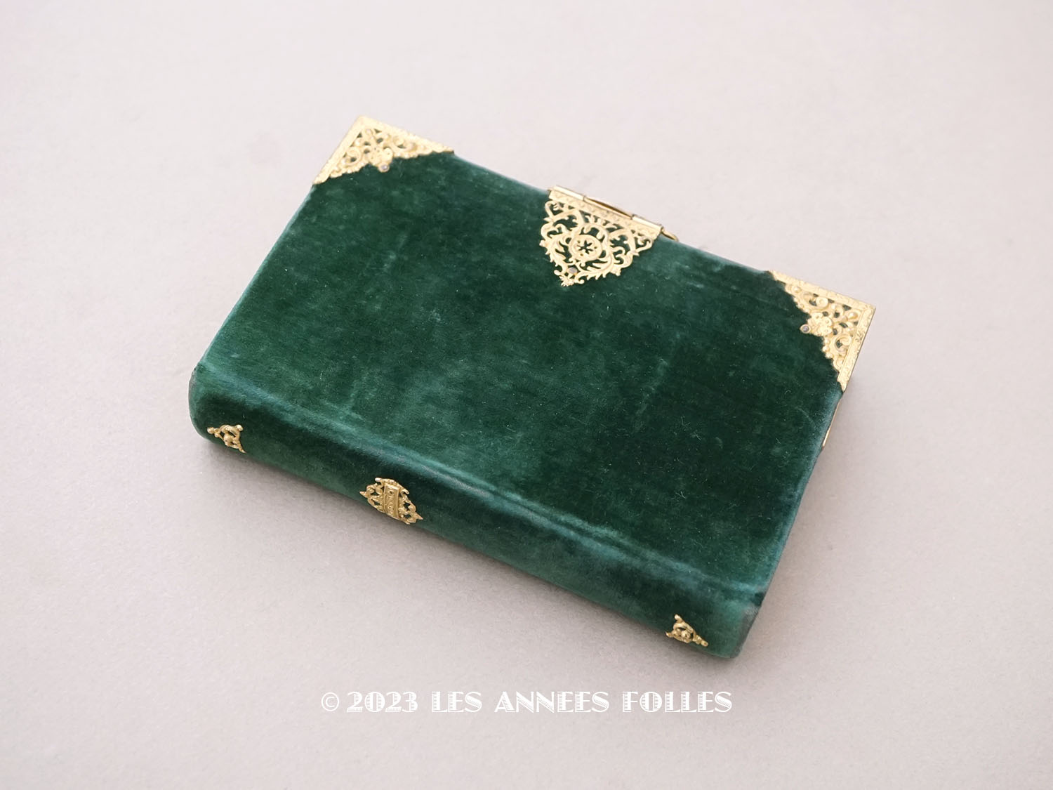 画像1: 1825年 アンティーク ミサ典書 グリーンのベルベット キリストの留め金 (1)