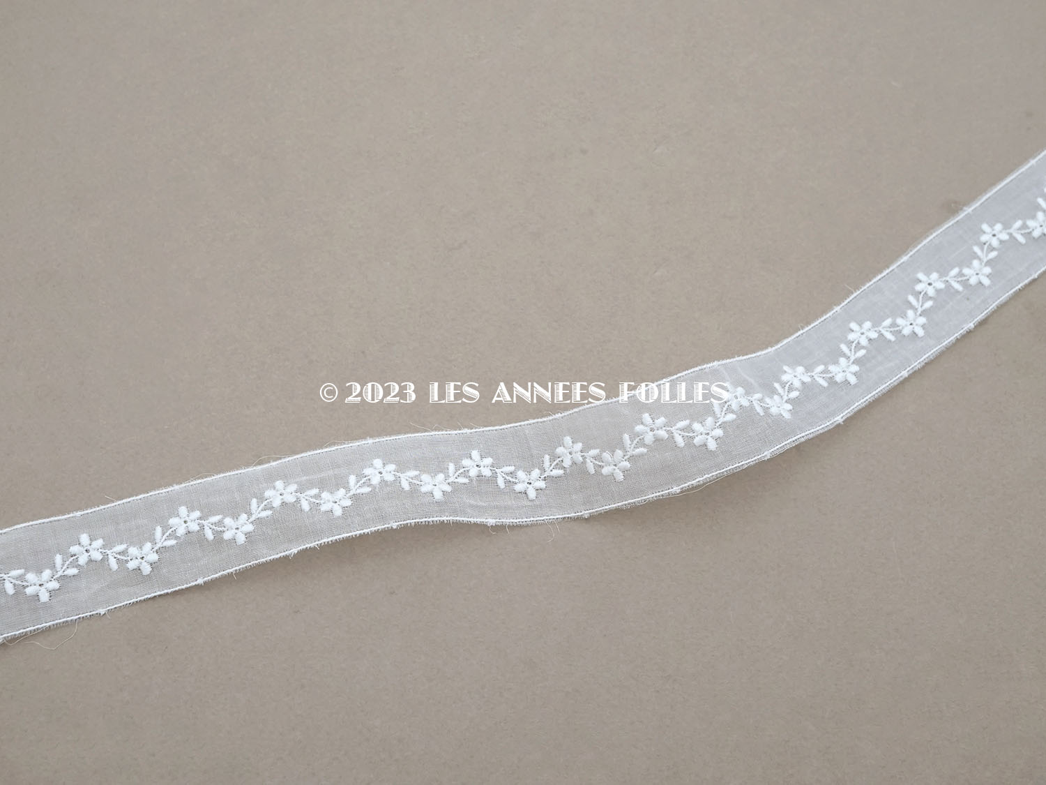 画像4: アンティーク 花の刺繍入りレース コットンオーガンジーのリボン 2.7cm幅  (4)