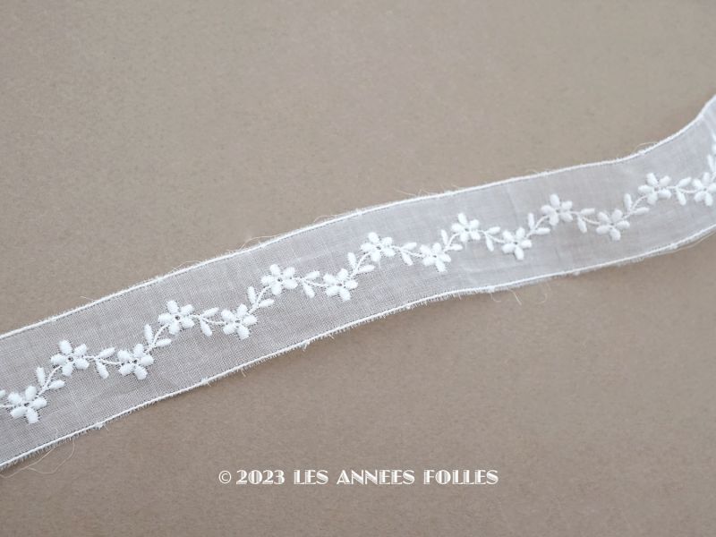 画像1: アンティーク 花の刺繍入りレース コットンオーガンジーのリボン 2.7cm幅  (1)