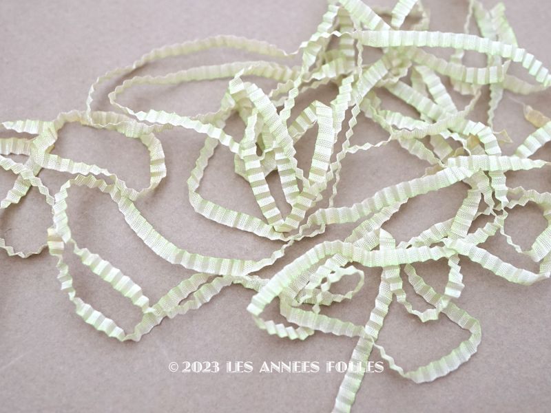 画像1: 1900年頃 アンティーク シルク製 極細 リボン プリーツ加工 淡いグリーン リボン刺繍 3mm幅   (1)