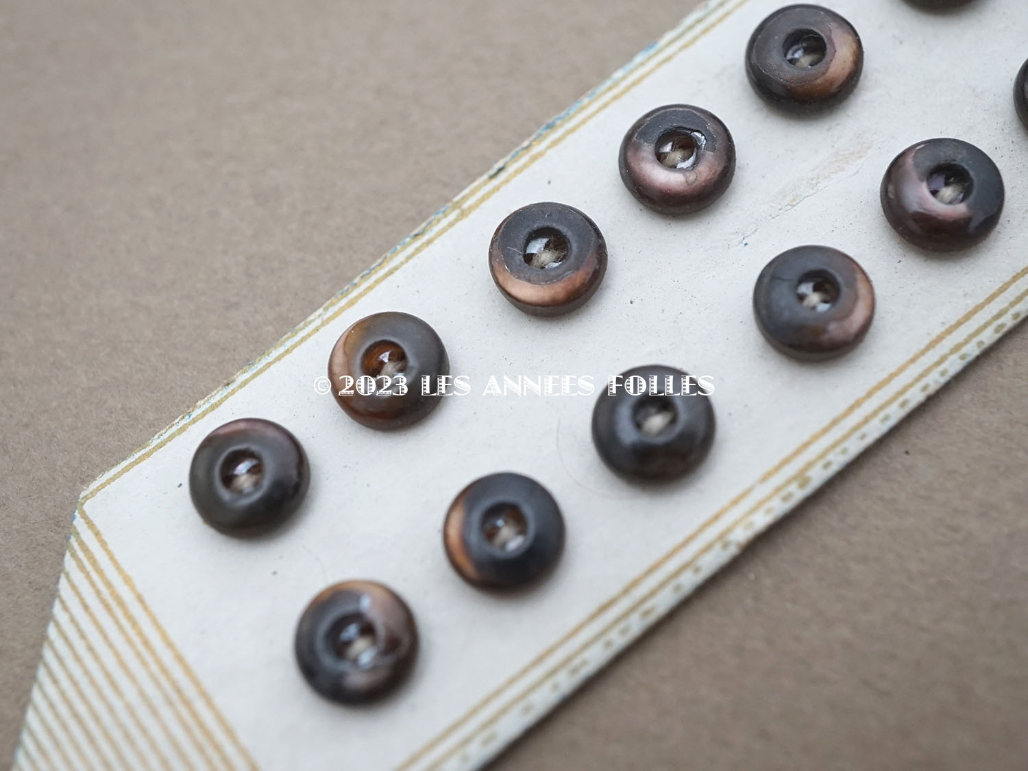画像3: 1920年 アンティーク マザーオブパール製 極小 ボタン 6mm 12ピース シェルボタン ブラウン＆ブラック (3)