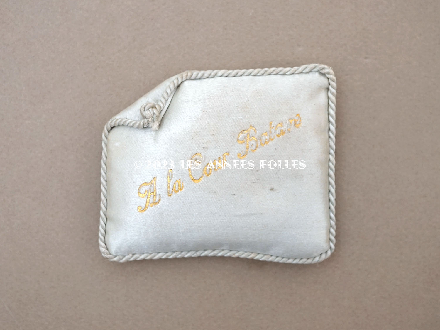 画像2: 19世紀末 アンティーク  シルク製 サシェ 香り袋　小さなクッション パウダーブルー　- A LA COUR BATAVE - (2)