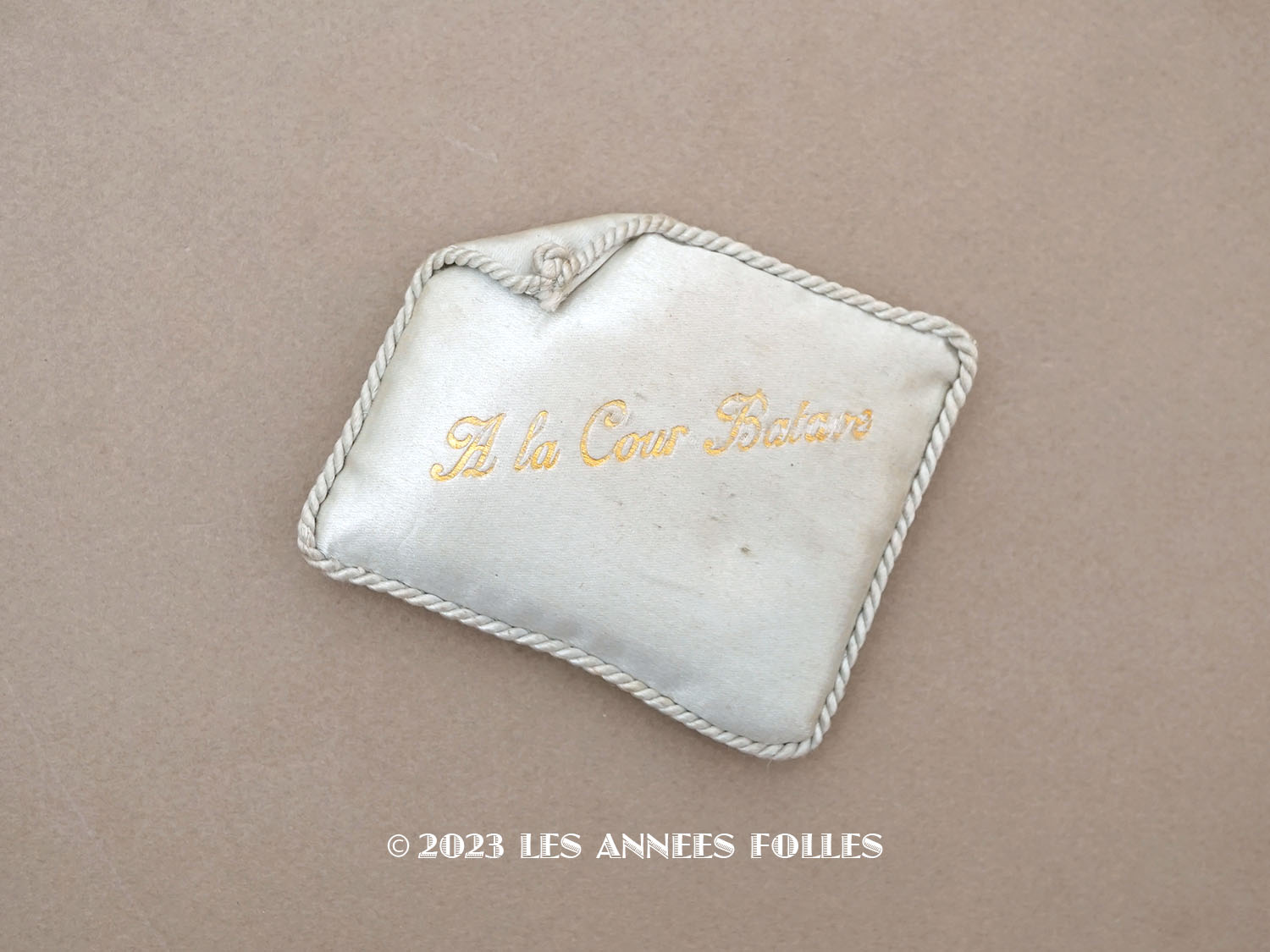 画像1: 19世紀末 アンティーク  シルク製 サシェ 香り袋　小さなクッション パウダーブルー　- A LA COUR BATAVE - (1)