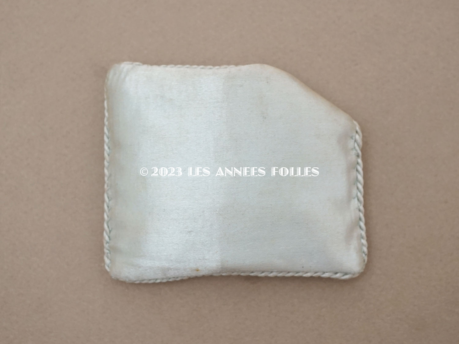 画像4: 19世紀末 アンティーク  シルク製 サシェ 香り袋　小さなクッション パウダーブルー　- A LA COUR BATAVE - (4)