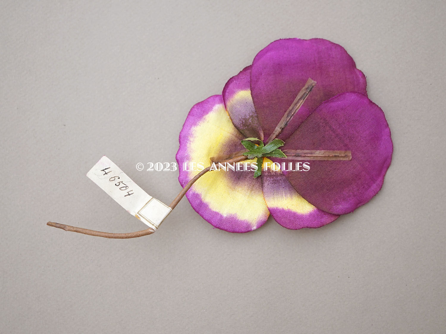 画像4: 1900年頃 未使用　アンティーク 大きなパンジーの布花 ラベル付 ダリアパープル＆深紫 (4)