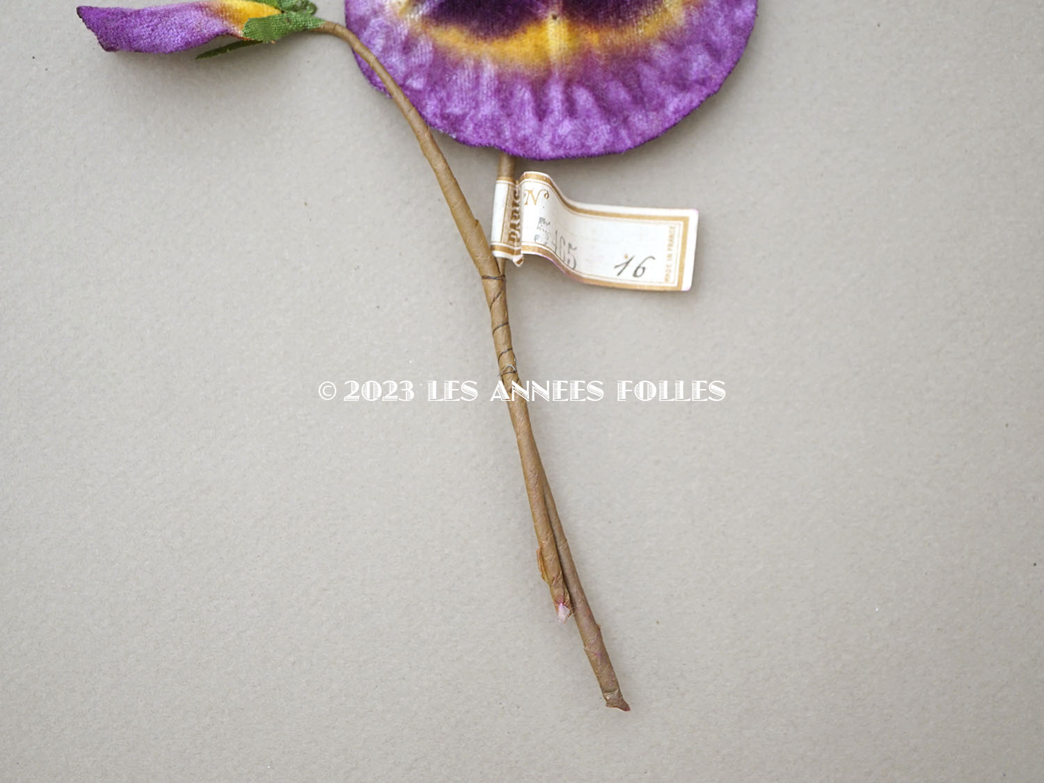 画像3: 1900年頃 未使用　アンティーク 大きなパンジーの布花 ラベル付 淡い紫＆深紫 (3)