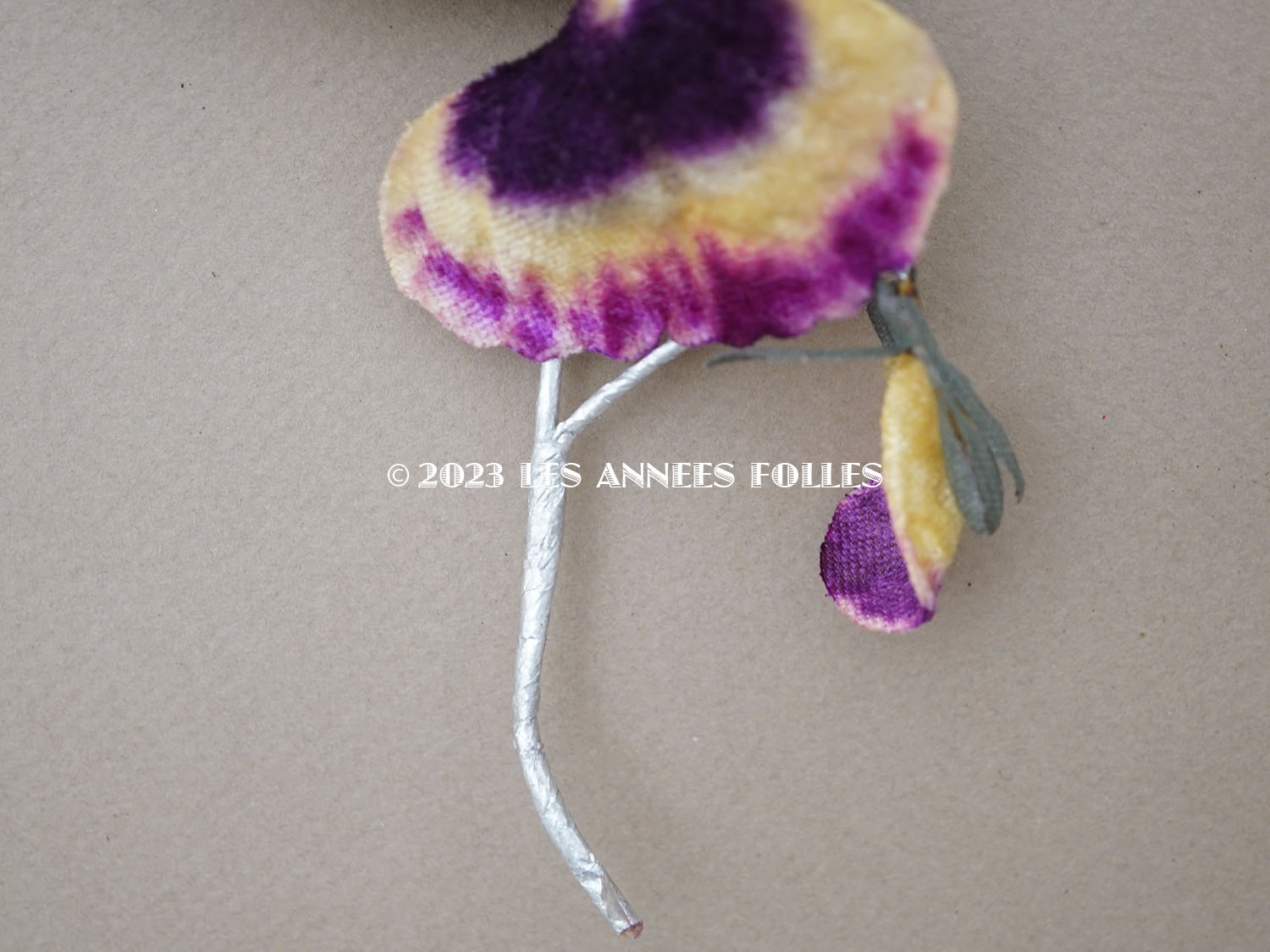 画像3: 1900年頃 未使用　アンティーク パンジーの布花 ラベル付 レモン色＆深紫 (3)