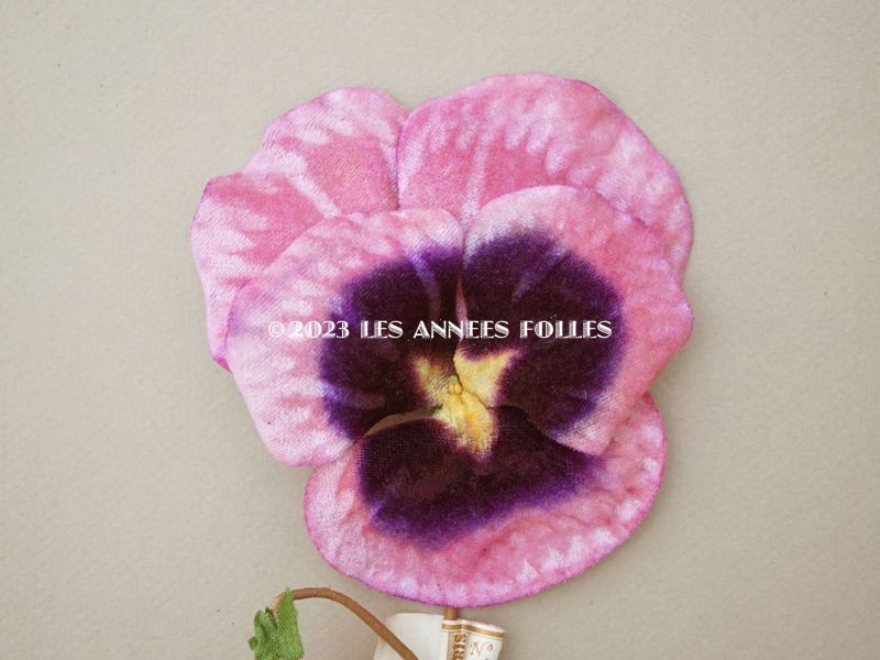 画像2: 1900年頃 未使用　アンティーク 大きなパンジーの布花 ラベル付 ピンク＆紫 (2)