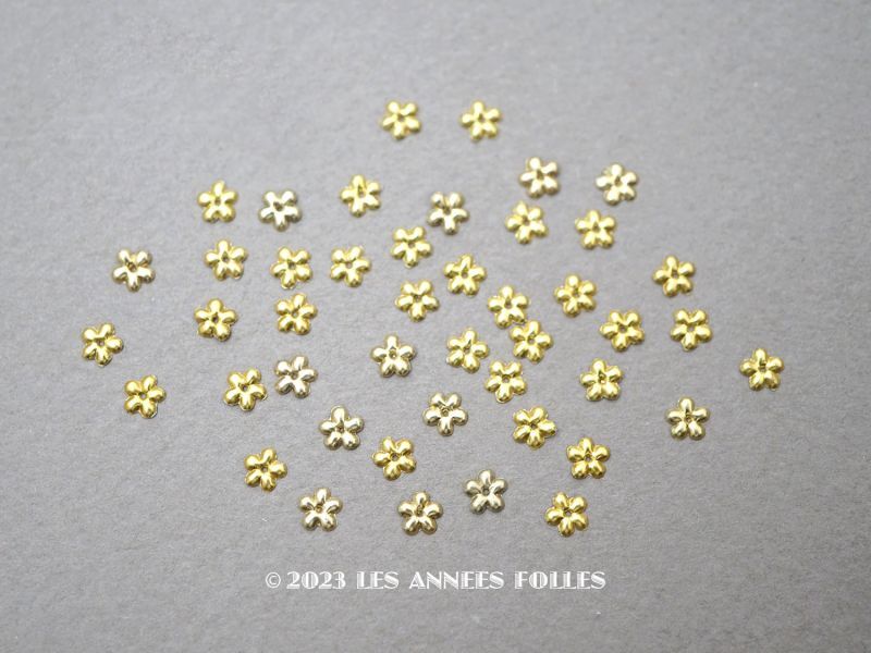 画像1: 19世紀 アンティーク メタル製 極小 4mm 花型 立体 スパンコール レモン色 44ピースのセット  (1)