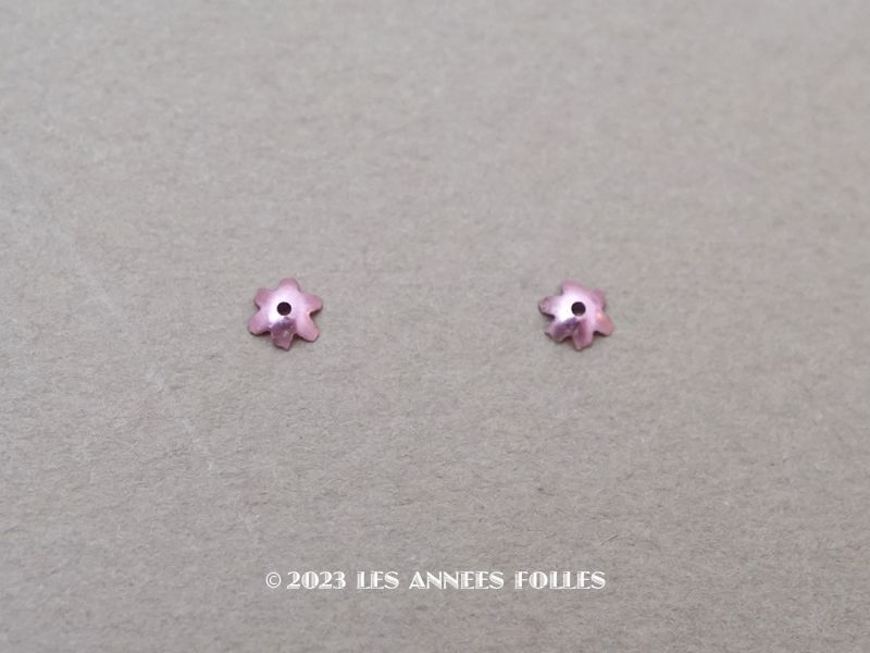 画像1: 19世紀末 アンティーク メタル製 極小 3mm 花型 立体 スパンコール ピンク 50ピースのセット  (1)