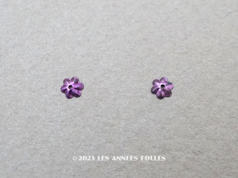 画像1: 19世紀末 アンティーク メタル製 極小 3mm 花型 立体 スパンコール すみれ色 17ピースのセット  (1)
