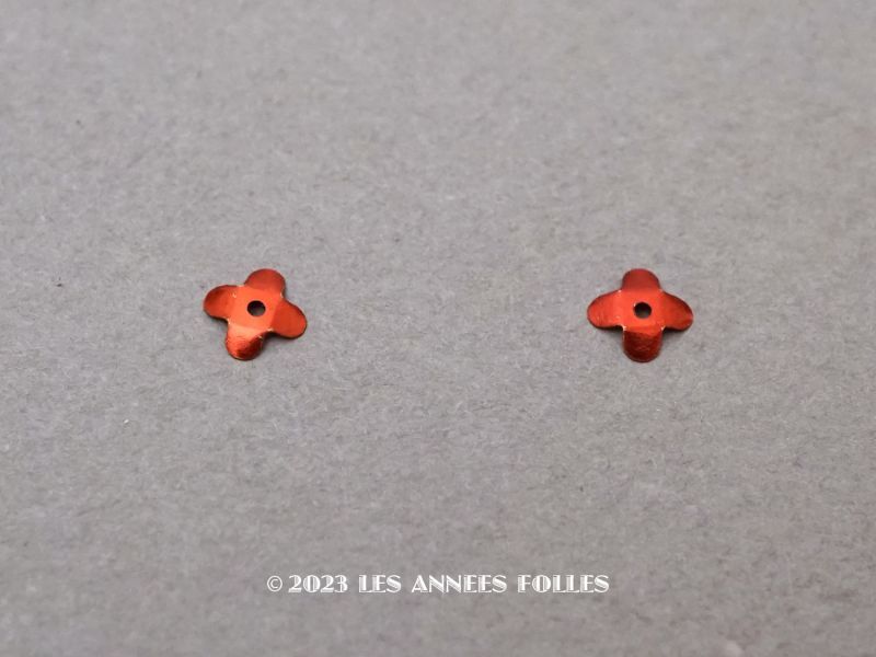 画像1: 19世紀末 アンティーク メタル製 5mm 花型  立体 スパンコール 赤 ２８〜50ピースのセット  (1)