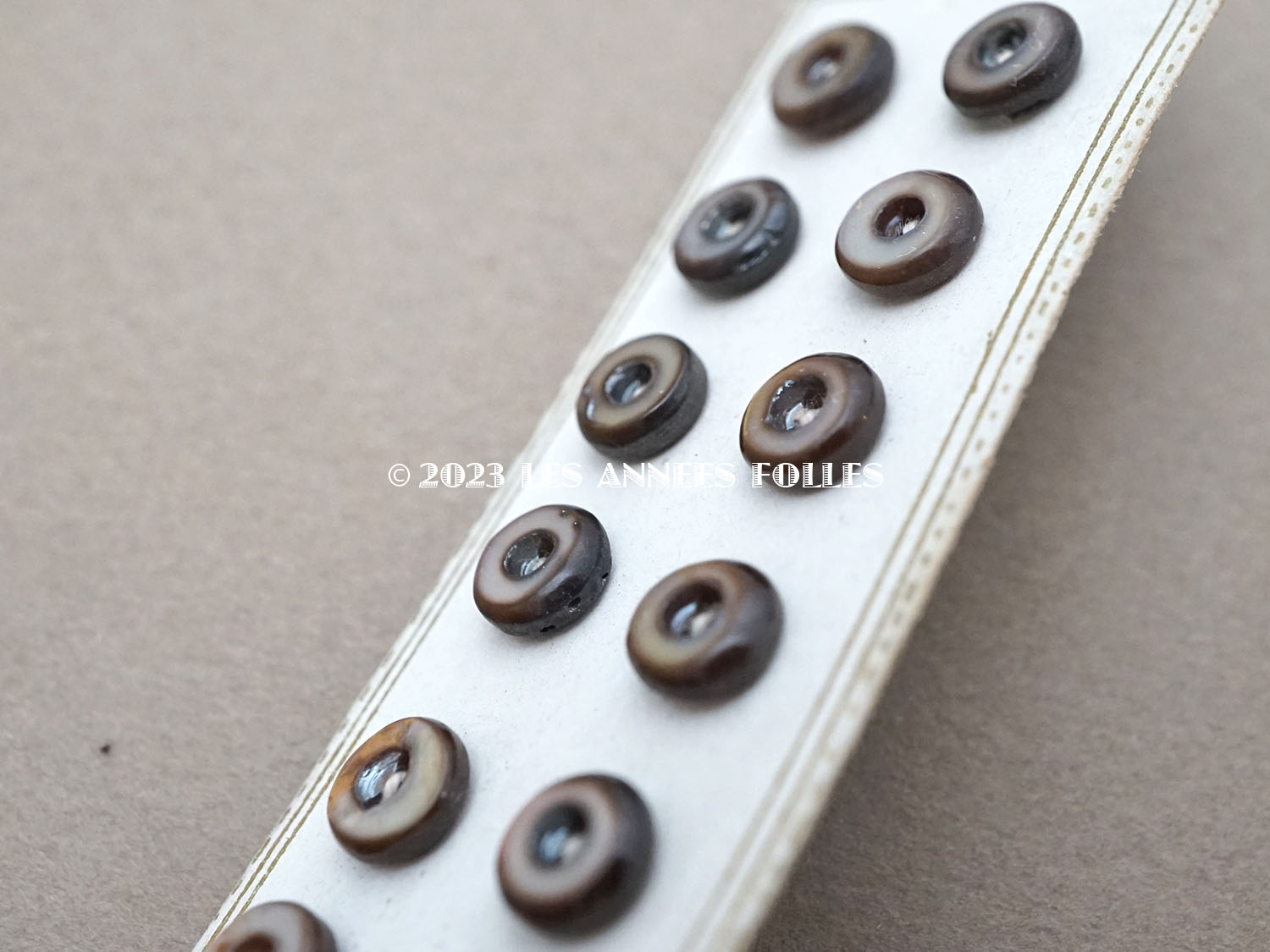 画像4: アンティーク マザーオブパール製 極小 ボタン 6.5mm 12ピース シェルボタン ブラウン＆ホワイト (4)