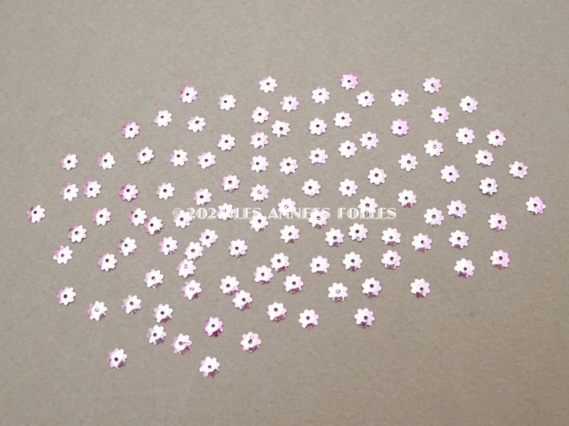 画像2: 19世紀末 アンティーク メタル製 5mm 花型 立体 スパンコール ピンク 100ピースのセット  (2)