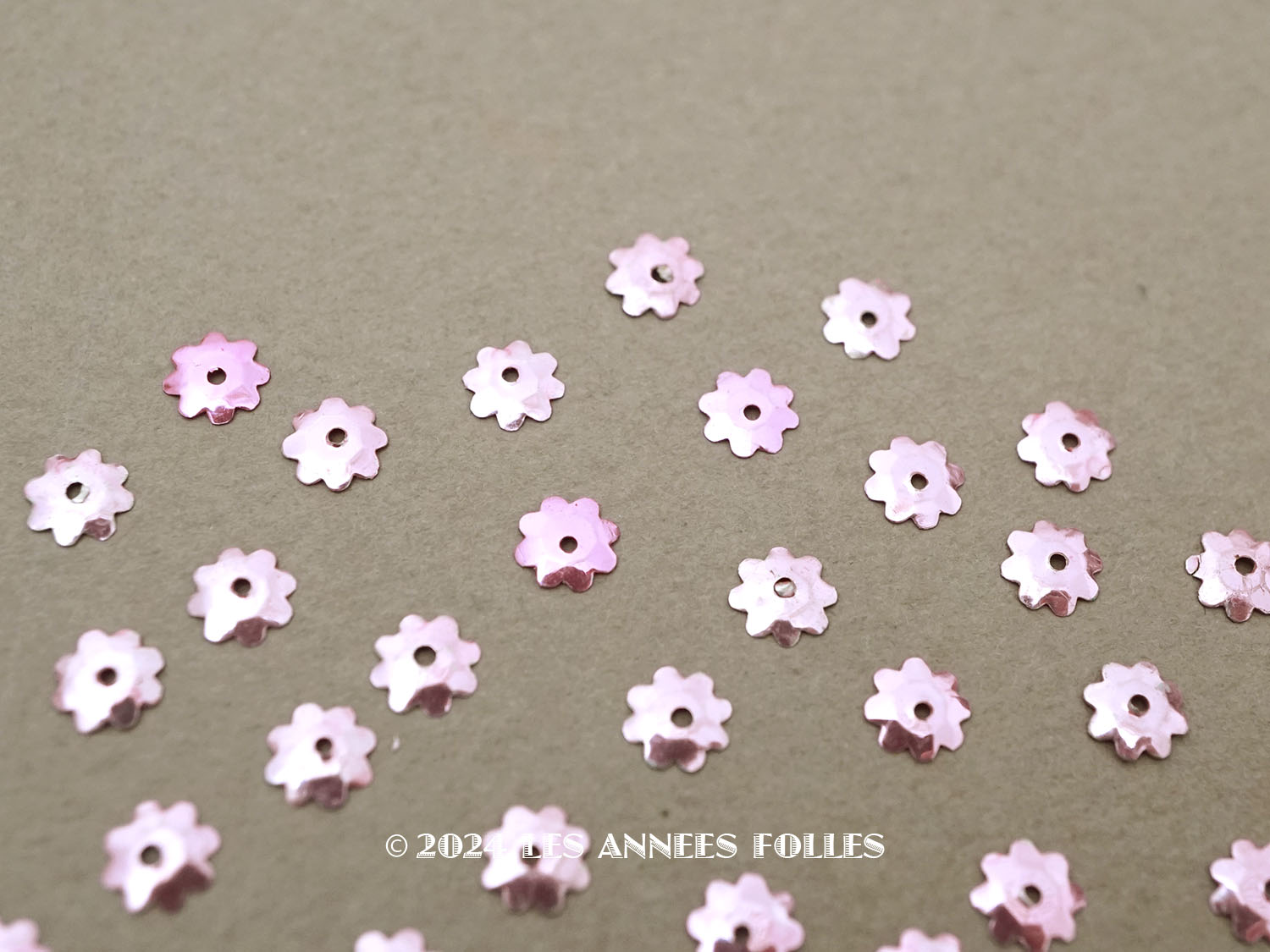画像1: 19世紀末 アンティーク メタル製 5mm 花型 立体 スパンコール ピンク 100ピースのセット  (1)