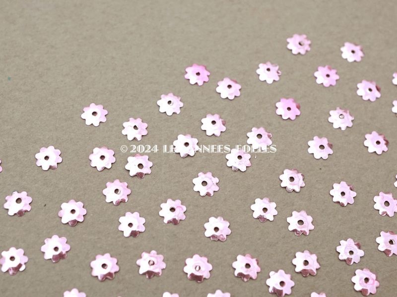 画像4: 19世紀末 アンティーク メタル製 5mm 花型 立体 スパンコール ピンク 100ピースのセット  (4)