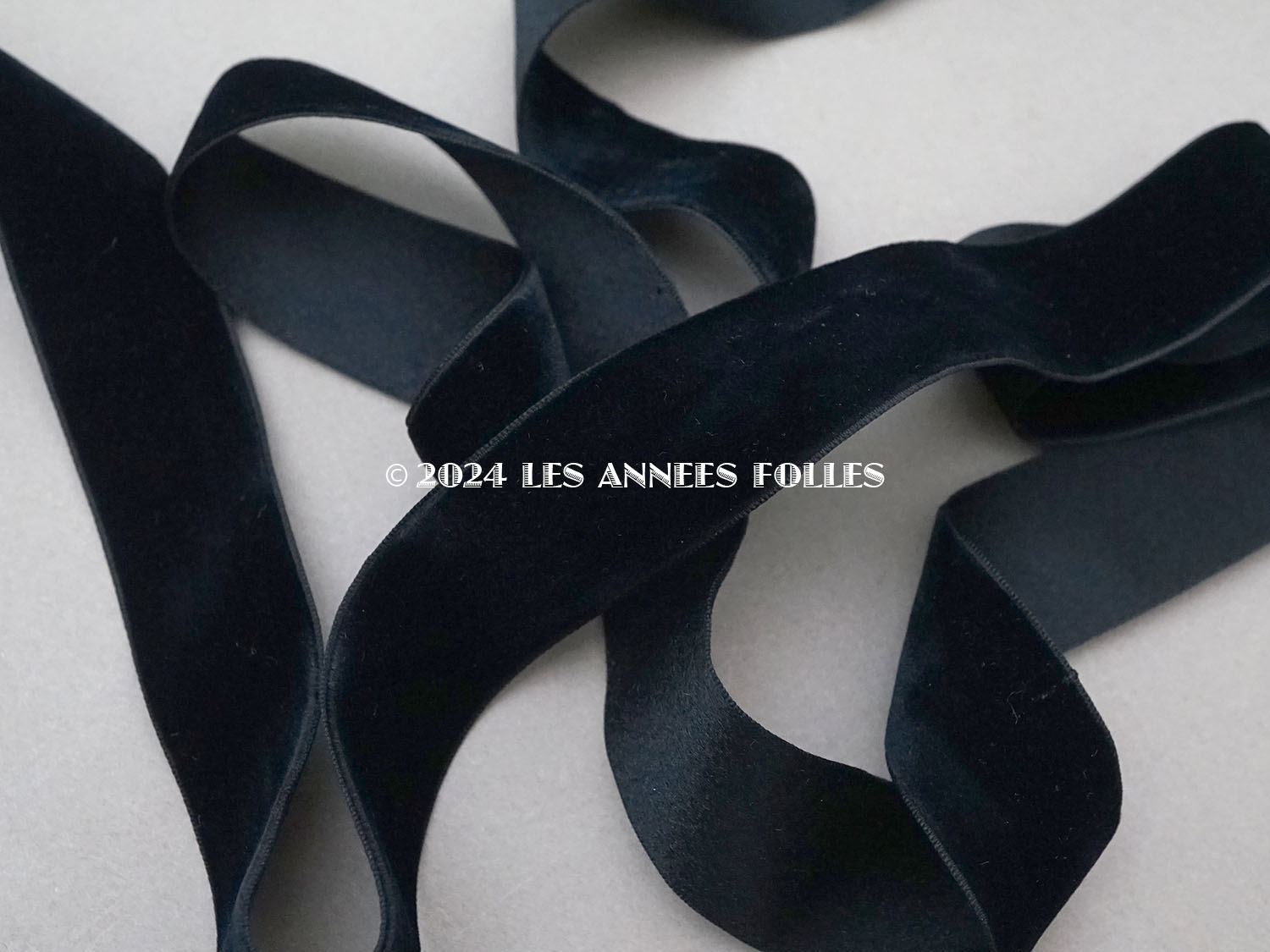 画像2: 19世紀末 アンティーク シルク製　ベルベットリボン 黒 1.7m 28mm幅 (2)