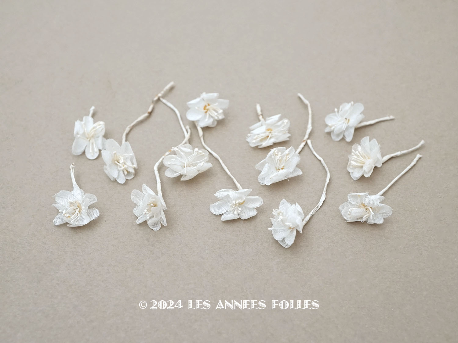 画像1: アンティーク 小さな布花 12ピースのセット　1.5cm オフホワイト (1)