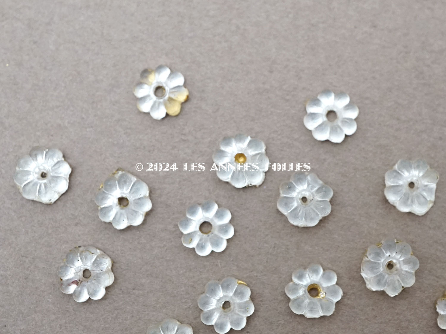 画像4: アンティーク 花形 小さなビーズ 磨りガラス風 6mm 15ピースのセット (4)