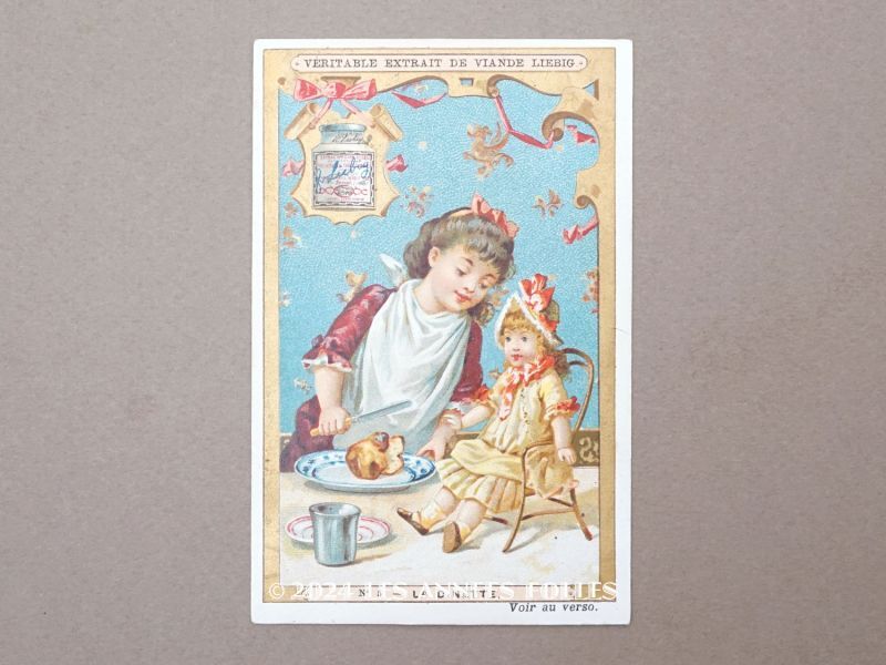 画像1: 1889年 アンティーク クロモ 人形と遊ぶ少女 NO.5 LA DINETTE - LIEBIG - (1)