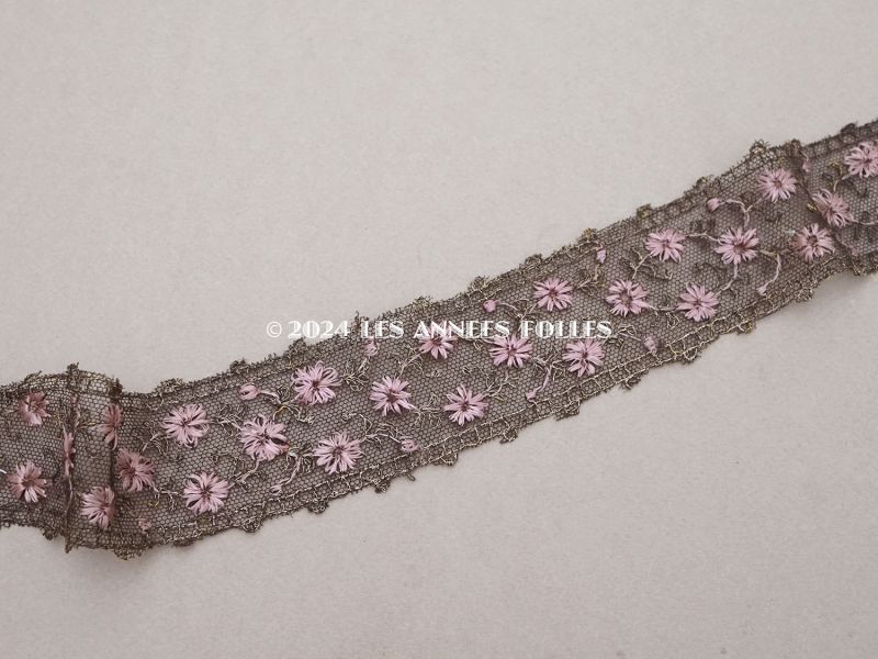 画像3: 1920年頃 アンティーク ピンクパープルの花刺繍入り レース 黒 (3)