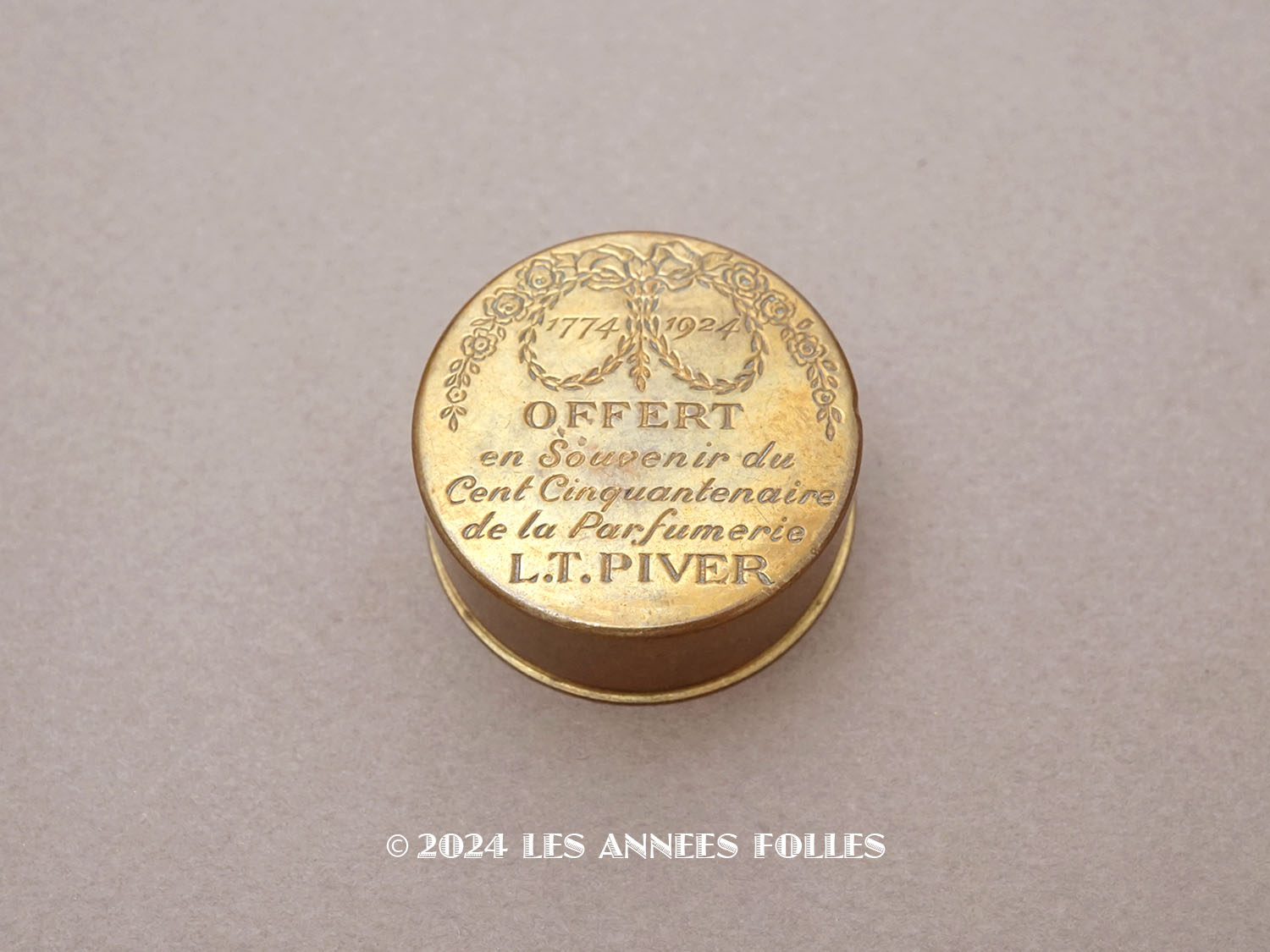 画像1: 1924年 アンティーク リボン＆薔薇のガーランド 小さなパウダーケース　150周年記念品 - L.T.PIVER - (1)