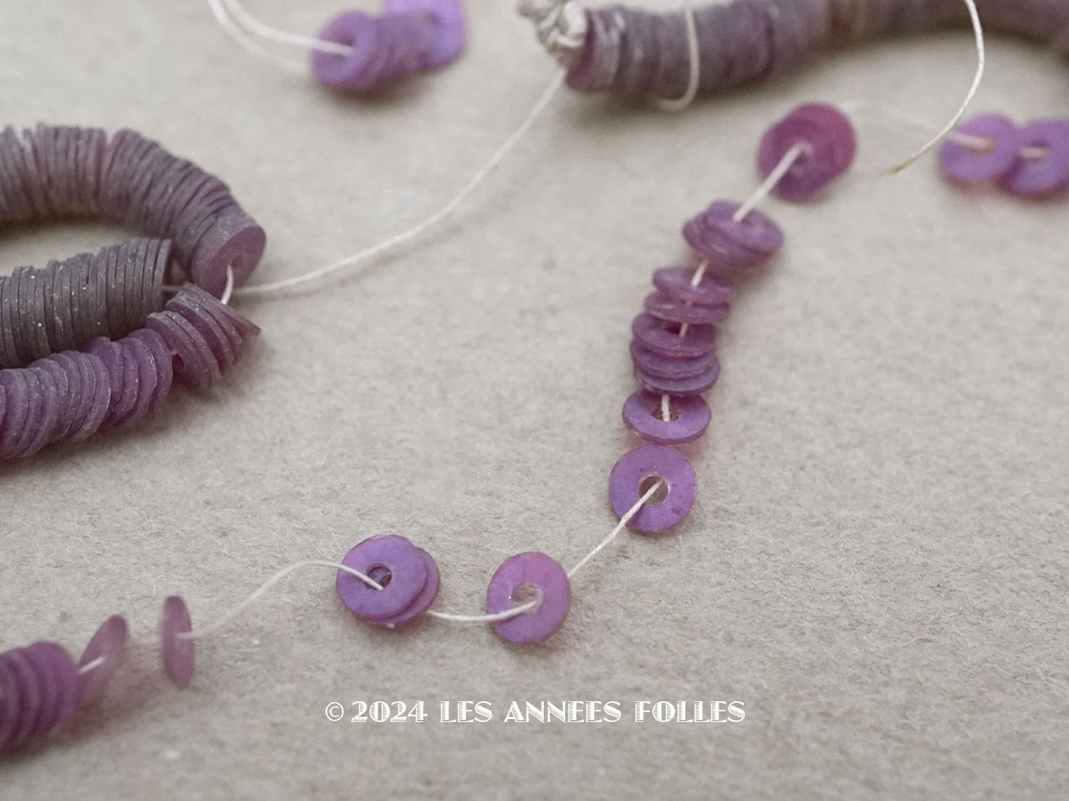 画像1: アンティーク ゼラチン製 スパンコール 紫　3mm  (1)
