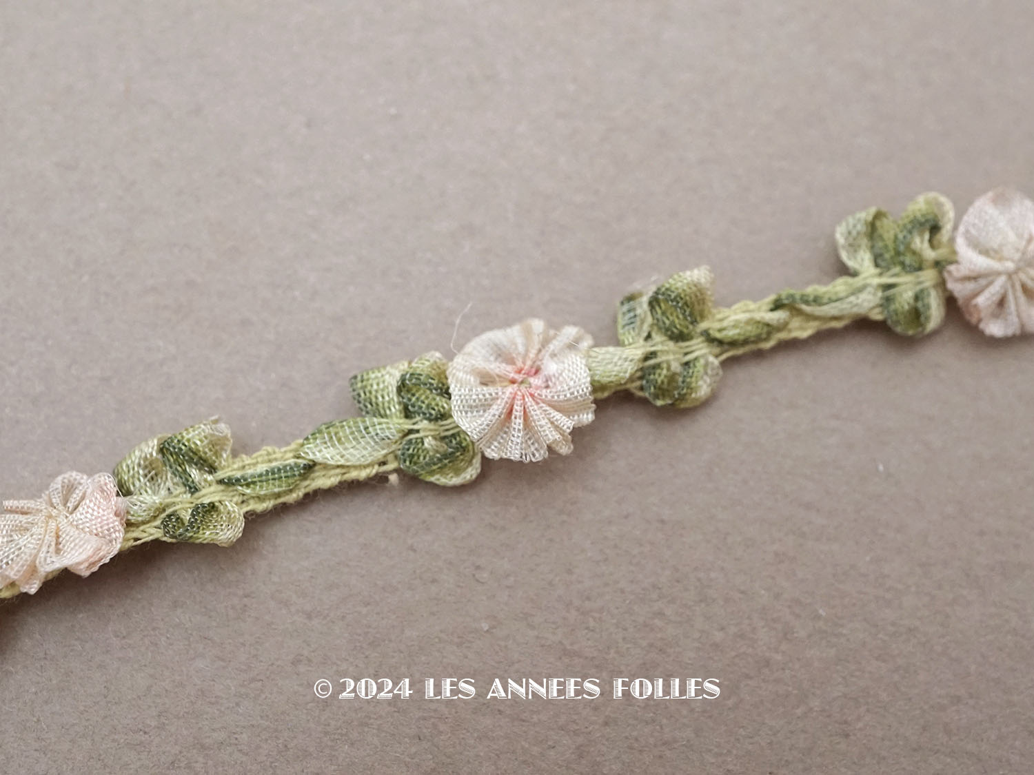 画像3: 1900年頃 アンティーク シルク製 パウダーピンクの花のロココトリム 　 (3)