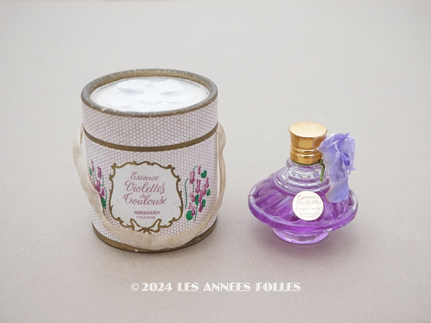 画像1: アンティーク 菫の小さなパフュームボックス＆ボトル 薄紫の香水入り　ESSENCE VIOLETTES DE TOULOUSE - BERDOUES FRANCE - (1)