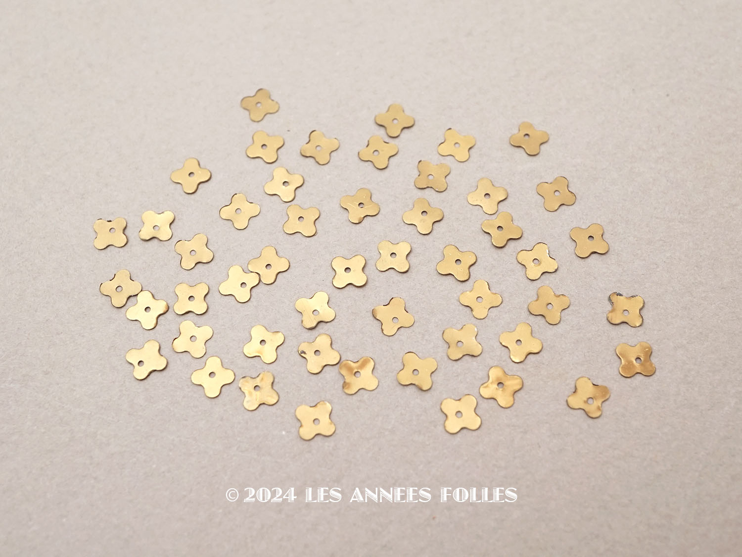 画像1: 19世紀末 アンティーク メタル製 極小 5mm 花形 スパンコール ゴールド 30~50ピースのセット  (1)